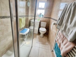 Shower room- click for photo gallery